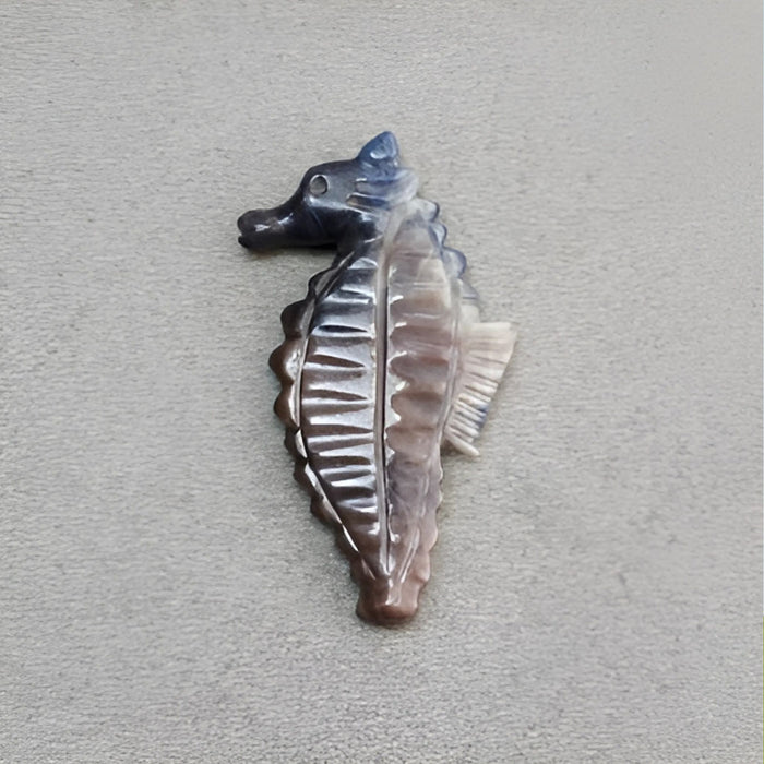 scultura di cavalluccio marino con zaffiri multipli