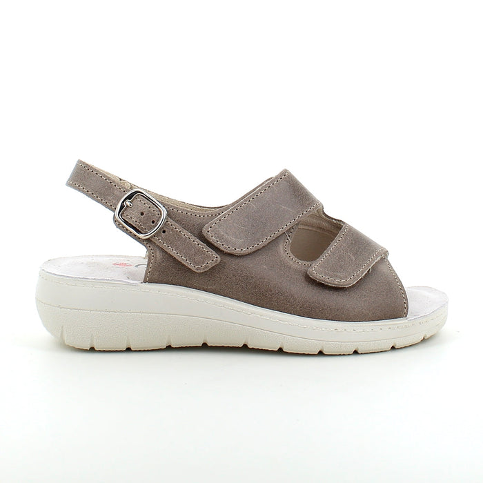Bred ortopedisk sandal i beige med kardborreband, hålfotsstöd och plats för knölar från OrtoMed