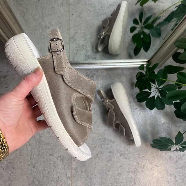Bred ortopedisk sandal i beige med kardborre och extra plats för knölar