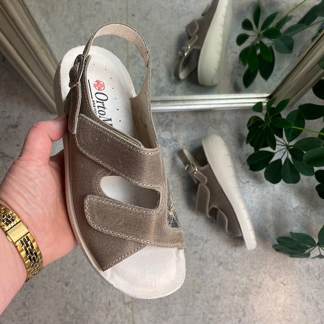 Bred ortopedisk sandal i beige med kardborre och extra plats för knölar