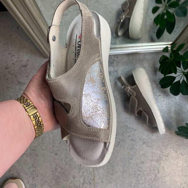Bred ortopedisk sandal i beige med kardborre och extra plats för knölar