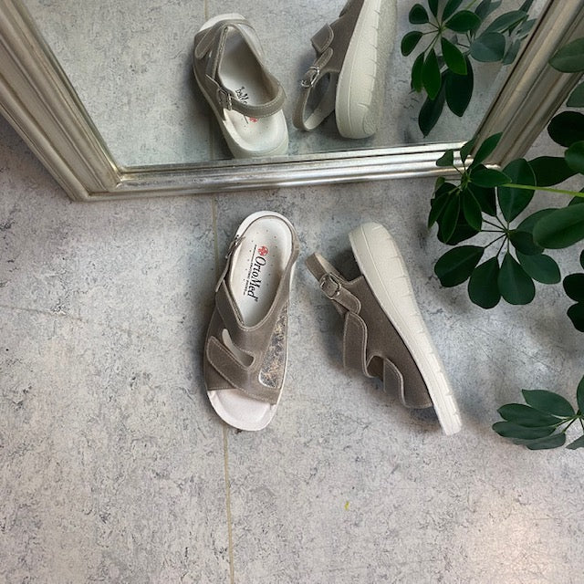 Bred ortopedisk sandal i beige med kardborre och extra plats för knölar