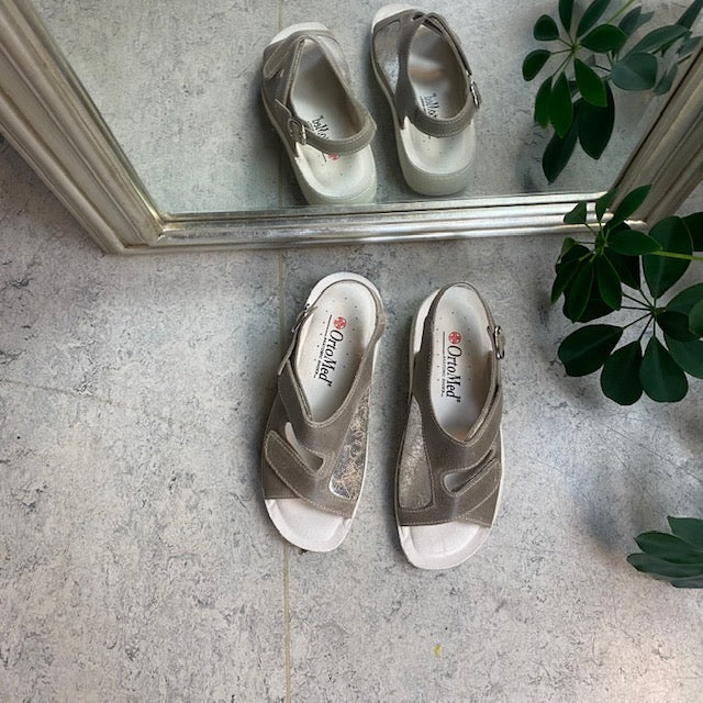 Bred ortopedisk sandal i beige med kardborre och extra plats för knölar