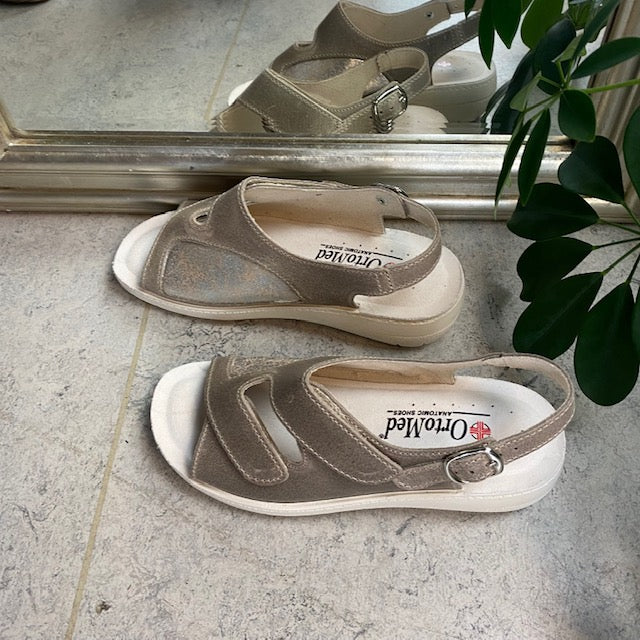 Bred ortopedisk sandal i beige med kardborre och extra plats för knölar