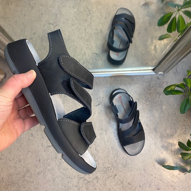 Elegant svart skinnsandal med justerbara remmar