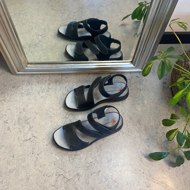 Elegant svart skinnsandal med justerbara remmar