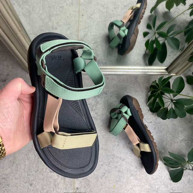Flerfärgad Teva-sandal med 3 justerbara remmar