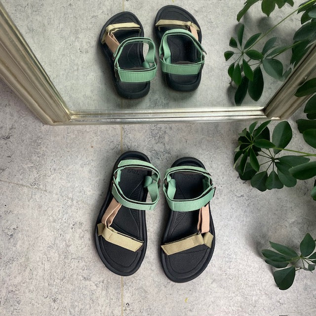 Flerfärgad Teva-sandal med 3 justerbara remmar
