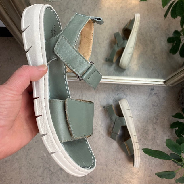 Mjuk och flexibel lädersandal i grön från Relaxshoe
