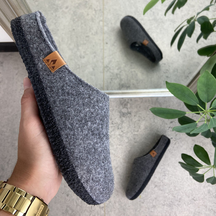 Mörkgrå filttofflor med fotvalvsstöd