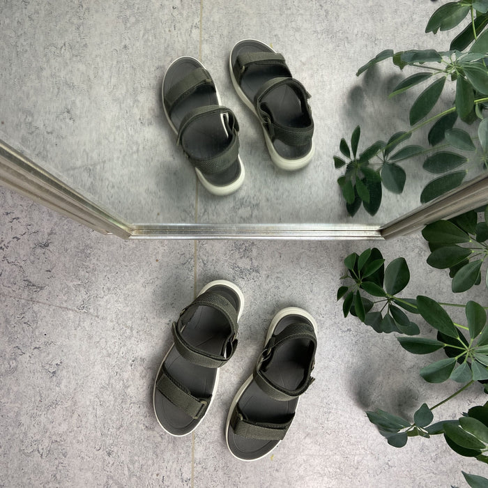 Olivgrön lätt sandal med breda remmar från Cruz