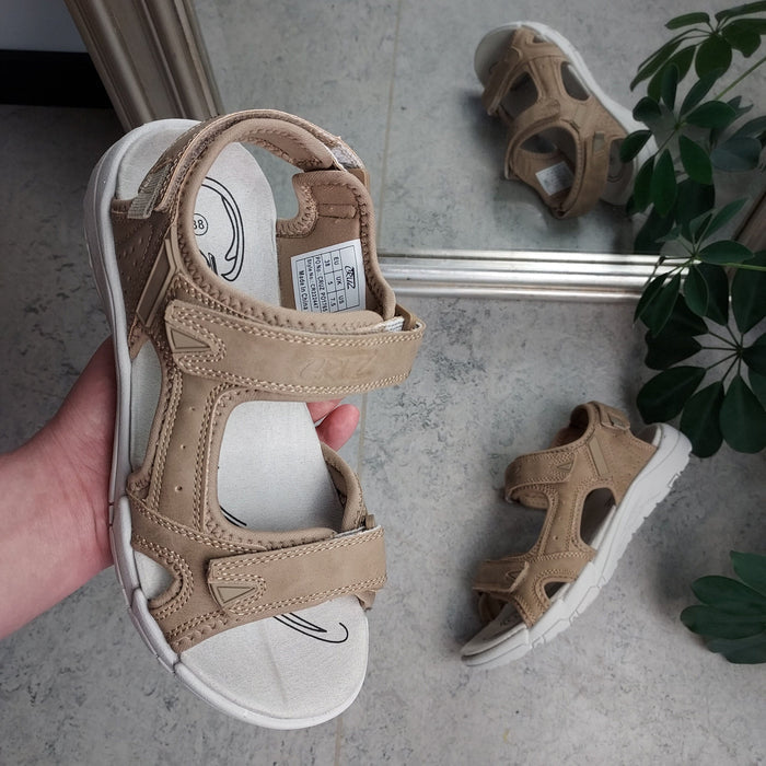 Sandfärgad sandal med justerbara remmar