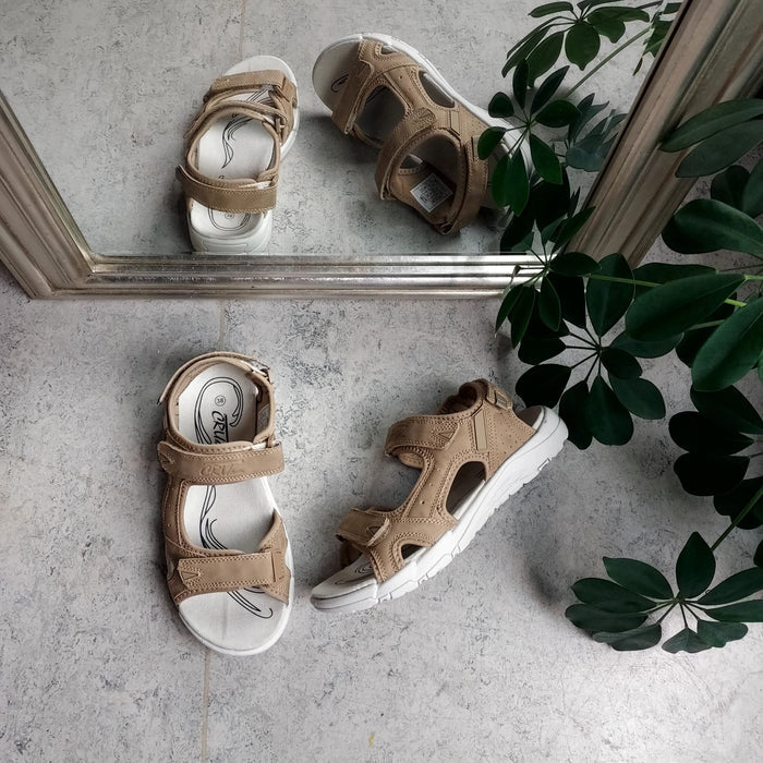 Sandfärgad sandal med justerbara remmar
