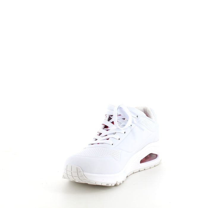 Vita Skechers-skor med fina detaljer
